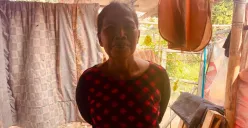 Nurmaya, 45 tahun, pengais barang bekas yang tinggal di pinggiran rel kereta api di sudut Kota Tangerang. Perempuan ini hidup bersama puluhan ekor kucing, tanpa anak, tanpa sanak, dan tanpa keluarga. (Sumber: Poskota/Primayanti Juli Kumala Manalu)