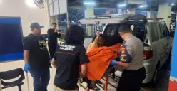 Petugas mengevakuasi seorang remaja yang tewas akibat tawuran di pintu Tol Kebon Nanas Jalan DI Panjaitan, Cipinang Cempedak, Jatinegara, Jakarta Timur, pada Minggu, 22 Juni 2025 dini hari. (Sumber: Dok Polsek Jatinegara)