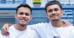 Rezaldi Hehanussa dan Hamra Hehanussa akan bermain bersama di Persib Bandung. (Sumber: Instagram/@persib)