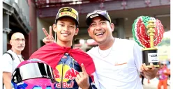 Veda Ega Pratama berhasil mencetak sejarah sebagai pembalap Indonesia yang sukses menjuarai ajang Red Bull Rookies Cup 2025. (Sumber: X/@chixo1)