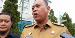 Tri Adhianto buka suara soal hasil survei LS Vinus yang cukup tinggi. Ungkap masih banyak yang harus dibenahi dan akan fokus untuk menyediakan lapangan kerja bagi Warga Bekasi. (Sumber: Poskota/Nurpini Aulia Rapika)