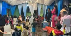 Acara pernikahan warga Muara Angke, Jakarta Utara, tetap berjalan ditengah banjir rob yang melanda, Senin, 23 Juni 2025. (Sumber: Poskota/Pandi Ramedhan)