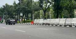 Barrier beton di putaran balik depan Balai Kota DKI Jakarta yang menghalangi pandangan pengendara yang akan putar balik, Selasa 24 Juni 2025. (Sumber: Poskota/M. Tegar Jihad)