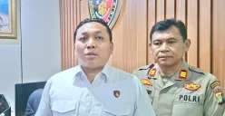 Kasat Reskrim Polres Metro Bekasi Kota, Kompol Binsar Sianturi mengungkap fakta baru di balik kejadian peganiayaan ibu oleh anak di Bekasi Timur. (Sumber: Poskota/Nurpini Aulia Rapika)
