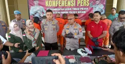 Kapolres Serang AKBP Condro Sasongko saat memberikan keterangan dalam konferensi pers kasus tindak pidana asusila. (Sumber: POSKOTA | Foto: Rahmat Haryono)