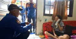 Wanita berinisial D, memilih lapor ke Damkar karena mengaku frustasi usai laporan atas tindakan KDRT tak kunjung diproses Polres Metro Bekasi. (Sumber: POSKOTA | Foto: Nurpini Aulia Rapika)