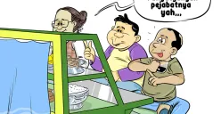 Tiga warga duduk santai di warteg sambil membahas rencana retret pejabat. Salah satu dari mereka menyindir, berharap program tersebut benar-benar untuk rakyat, bukan demi kenyamanan pejabat. (Sumber: Poskota/Arif Setiadi)