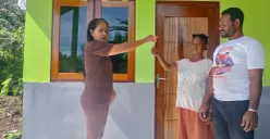PT Kristalin Ekalestari menyerahkan rumah kepada warga Desa Nifasi, Kabupaten Nabire, Papua Tengah, yang belum mendapatkan rumah dalam program CSR. (Sumber: Dok. Kristalin Ekalestari)