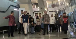 Dirjen Protokol dan Konsuler Kementerian Luar Negeri RI, Andy Rahmianto menyambut kedatangan 11 WNI di Bandara Soekarno-Hatta pada Selasa, 24 Juni 2025. (Sumber: POSKOTA | Foto: Primayanti)