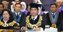 Rektor UI, Prof. Dr. Ir. Heri Hermansyah, S.T., M.Eng., IPU pada saat pengukuhan Guru Besar UI, pada Rabu, 25 Juni 2025, di Balai Sidang, Kampus UI Depok. (Sumber: Humas UI)