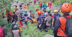 Proses evakuasi Ayon, 60 tahun, warga Desa/Kecamatan Tamansari, Kabupaten Bogor, yang ditemukan meninggal dunia di lereng Gunung Salak pada Rabu, 25 Juni 2025. (Sumber: Damkar Kabupaten Bogor)