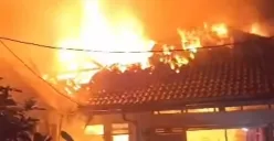 Api membesar terlihat membakar rumah di Jalan Mawar, Kelurahan Depok, Rabu dini hari, 25 Juni 2025. (Sumber: Instagram/@depokfirerescue113)