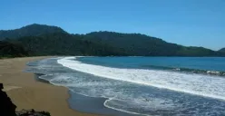 Pagi hari di Pantai Pancur menawarkan suasana yang menenangkan, ideal untuk kontemplasi dan menikmati udara segar pegunungan dan pantai secara bersamaan. (Sumber: Pinterest)