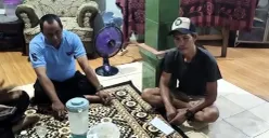 Pelaku B (mengenakan topi) saat diamankan setelah mengakui perbuatan cabul kepada seorang bocah perempuan berusia 12 tahun. (Sumber: POSKOTA | Foto: Primayanti)