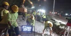 Pengerjaan peningkatan jalan Beton Rappid Setting (BRS) oleh Dinas Bina Marga Jakarta. (Sumber: Dinas Bina Marga)