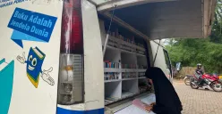 Perpustakaan keliling hadir di Taman Ekspresi, Kecamatan Karawaci, Kota Tangerang saat libur panjang tiba pada Rabu, 25 Juni 2025. (Sumber: Poskota/Nurpini Aulia Rapika)