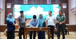 Wali Kota Depok Supian Suri beserta pejabat terkait meluncurkan Sekolah Swasta Gratis sekaligus MoU di Aula Baleka II, Balai Kota Depok, Selasa, 24 Juni 2025. (Sumber: Humas Pemkot Depok)