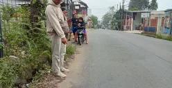 Warga menunjukkan bekas ceceran darah di TKP tawuran antar geng pemuda di Jalan Raya Kodau, Kecamatan Jatiasih, Kota Bekasi. (Sumber: POSKOTA | Foto: Nurpini Aulia Rapika)