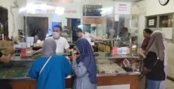 Sejumlah warga di Pasar Rangkasbitung, Lebak, saat hendak menjual perhiasan. (Sumber: Dok Warga)
