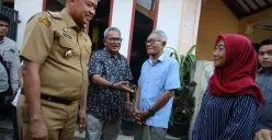 Wali Kota Bekasi, Tri Adhianto, mengunjungi Meilanie, 46 tahun, korban penganiayaan oleh anak kandungnya sendiri di Bekasi Timur. (Sumber: Protokol dan Komunikasi Pimpinan (Propokim) Pemkot Bekasi)