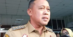 Wali Kota Bekasi, Tri Adhianto, meminta korban kekerasan untuk berani bersuara, setelah kasus ibu dianiaya anak kandung viral di media sosial. (Sumber: Poskota/Nurpini Aulia Rapika)