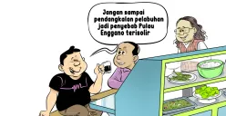 Dua pria sedang berbincang santai di warteg sambil menyeruput kopi, membahas isolasi Pulau Enggano akibat pendangkalan pelabuhan. Di balik etalase, terlihat penjual warteg tersenyum menyimak obrolan mereka. (Sumber: Poskota/Arif Setiadi)