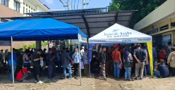 Antrean panjang wajib pajak yang membludak detik-detik hari terakhir program pemutihan pajak kendaraan bermotor di Samsat Depok. (Sumber: Poskota/Angga Pahlevi)