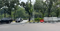 Barrier beton di putaran balik depan Balai Kota DKI Jakarta yang menghalangi pandangan pengendara yang akan putar balik, Kamis 26 Juni 2025. (Sumber: POSKOTA | Foto: M Tegar Jihad)