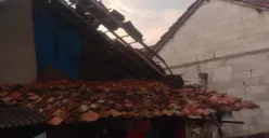 Salah satu rumah warga yang rusak setelah diterjang angin kencang di Desa Karacak, Kecamatan Leuwiliang, Kabupaten Bogor, pada Rabu, 25 Juni 2025. (Sumber: Dok BPBD Kabupaten Bogor)