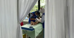 Situasi saat dokter melakukan sunat kepada salah seorang anak di lantai dua kantor sekretariat, Kelapa Gading Barat, Kamis, 26 Juni 2025. (Sumber: Poskota/M. Tegar Jihad)