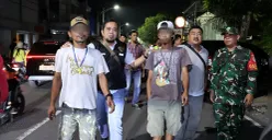 Petugas gabungan dari Polisi, TNI dan Satpol PP menertibkan jukir liar di kawasan Grogol Petamburan pada Rabu, 25 Juni 2025. (Sumber: Dok Polsek Gropet)