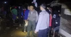Petugas dan warga bahu membahu melakukan evakuasi korban longsor di Kampung Kiara Rambay, Desa Girimukti, Kecamatan Cisewu, Garut, Rabu 25 Juni 2025, malam. (Sumber: Humas Polres Garut)