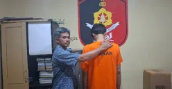 Anggota Reskrim Polsek Beji menangkap pelaku AB spesialis pencuri rumah diduga berilmu sirep. (Sumber: Poskota/Angga Pahlevi)