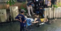 Petugas Inafis Polres Metro Depok melakukan olah TKP di lokasi penemuan mayat di pinggir kali, Jalan Setu Golf, Kecamatan Tapos pada Rabu pagi, 26 Juni 2025. (Sumber: Dok Polsek Cimanggis)