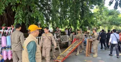 Satpol PP Kota Bogor kembali melakukan penertiban terhadap PKL yang berjualan di kawasan Alun-Alun dan sekitarnya pada Kamis, 26 Juni 2025. (Sumber: POSKOTA | Foto: Sekar Putri Andini)