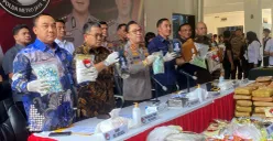 Polda Metro Jaya merilis pengungkapan kasus narkoba selama Mei-Juni 2025 dengan jumlah tersangka sebanyak 1.672 orang di Mapolda Metro Jaya, Jakarta Selatan, Kamis, 26 Juni 2025. (Sumber: POSKOTA | Foto: Ali Mansur)