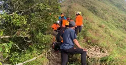 Tim SAR gabungan mengevakuasi Jovita Diva Prabudawardani, 21 tahun yang tewas terpeleset dan jatuh ke dalam jurang sedalam 180 meter di Gunung Muria, Kudus, Jawa Tengah. (Sumber: BASARNAS)