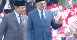 Tangkapan Layar. Potret Presiden Prabowo Subianto (kiri) dan PM Malaysia Anwar Ibrahim (kanan) setelah sampai di Istana Negara. (Sumber: YouTube/Sekretariat Presiden)