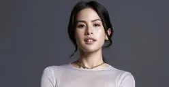 Maudy Ayunda saat membawakan podcast “Filosofi Teras Bersahabat dengan Konflik”, menjelaskan bagaimana Stoikisme dapat menjadi panduan praktis dalam menghadapi tantangan hidup sehari-hari. (Sumber: Instagram/Maudy Ayunda)