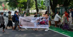 Para pemeran membawa poster sesaat sebelum konferensi pers peluncuran film 'Seribu Bayang Purnama' di kawasan Jakarta Pusat, Kamis, 27 Juni 2025. (Sumber: Poskota/Pandi Ramedhan)