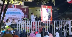 Ustadz Muhammad Akrie Patrio berceramah pada malam tahun baru Islam 1447 Hijriyah di Mapolsek Cikande. (Sumber: Humas)