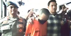 Mochamad Ichsan Ezra Candra, 23 tahun, pelaku penganiayaan ibu kandungnya sendiri di Bekasi Timur tertunduk saat digiring polisi. Ia diketahui kerap mengonsumsi obat berbahaya jenis eksimer. (Sumber: Poskota/Nurpini Aulia Rapika)