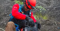 Potret Tyo Survival yang menjadi relawan saat evakuasi jenazah pendaki Brasil, Juliana Marins di Gunung Rinjani. (Sumber: Instagram/@tyo_survival)