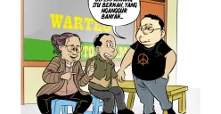 Tiga sahabat ngobrol santai di warteg membahas perpanjangan masa jabatan usai putusan MK. Salah satu dari mereka melontarkan sindiran, “Jabatan diperpanjang itu berkah. Yang nganggur banyak…” (Sumber: Poskota/Arif Setiadi)