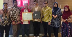 Manager PLN UP3 Ciputat, Syaiful Azhari Siregar (ketiga dari kiri), menyerahkan Renewable Energy Certificate (REC) kepada Adit, Assistant Manager Uniqlo Indonesia (tengah) (Sumber: Dok. PLN UID Jakarta Raya)