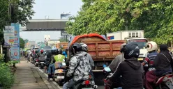 Terpantau dua sisi jalur di Jalan RE Martadinata (Jalan Raya Parung - Ciputat) masuk perbatasan Depok dengan Tangerang Selatan terpantau situasi lalu lintas terpantau padat tidak bergerak. (Sumber: Poskota/Angga Pahlevi)
