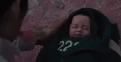 Baby 222 menjadi pemenang Squid Game Season 3, sementara Gi-hun dan dua karakter utama lain tewas dalam ending yang memicu perdebatan. (Sumber: TikTok/@jung._.jeha))