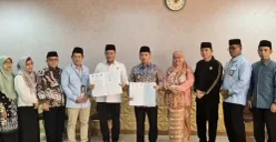 Wali Kota Depok Supian Suri bersama Kepala Kantor Kemenag Kota Depok, Enjat Mujiat, usai melakukan penandatangan kerjasama sekolah Tsanawiyah swasta gratis di Kantor Disdik Kota Depok. (Sumber: Humas Depok)