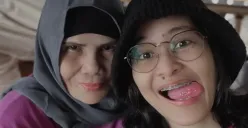 Mita The Virgin bersama dengan almarhumah Emmy Sofyana binti Mulan. (Sumber: Instagram/@mitathevirgin)