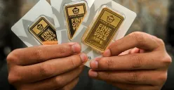 Emas batangan produksi PT Aneka Tambang Tbk yang dijual di gerai Logam Mulia, Jakarta. Harga emas tercatat turun selama tiga hari berturut-turut hingga menyentuh Rp1.884.000 per gram pada Sabtu. (Sumber: Dok/PT Antam)